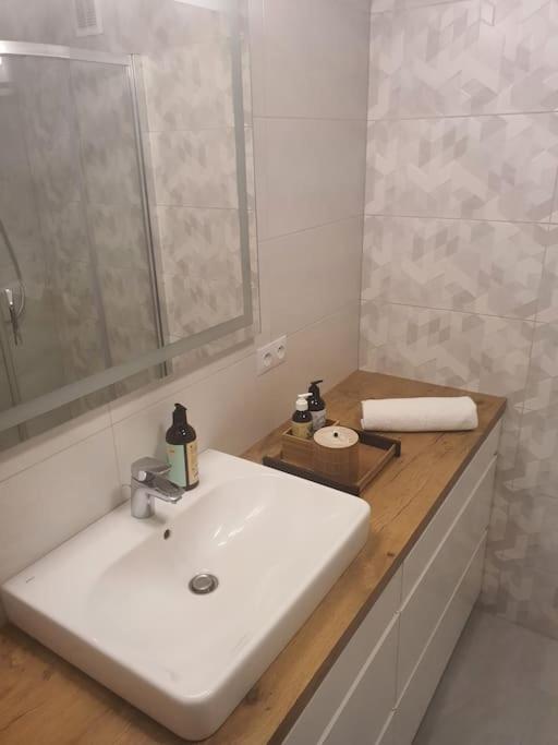 Apartament Przy Szkole Filmowej, Darmowy Parking วูดช์ ภายนอก รูปภาพ